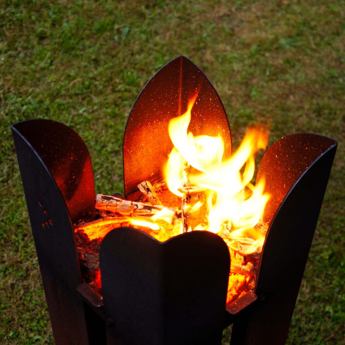 Skulpturale Feuerstelle / Gartenfackel aus wetterfestem Stahl
