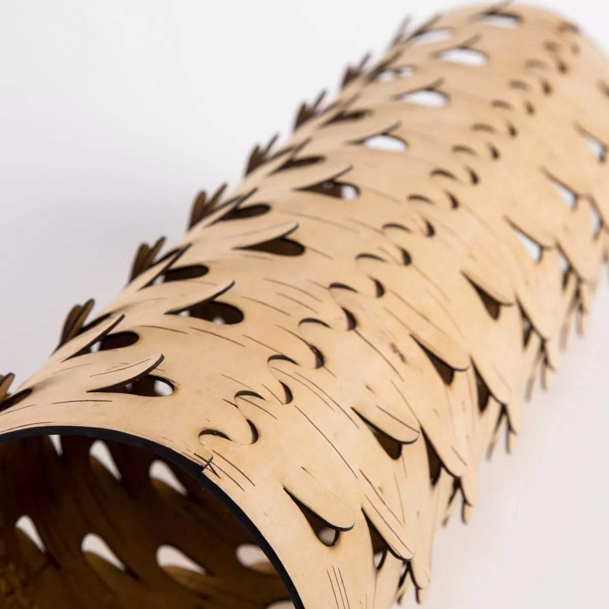Hohe Design-Pendelleuchte mit Schirm aus natürlicher Birkenrinde Ø 15 cm