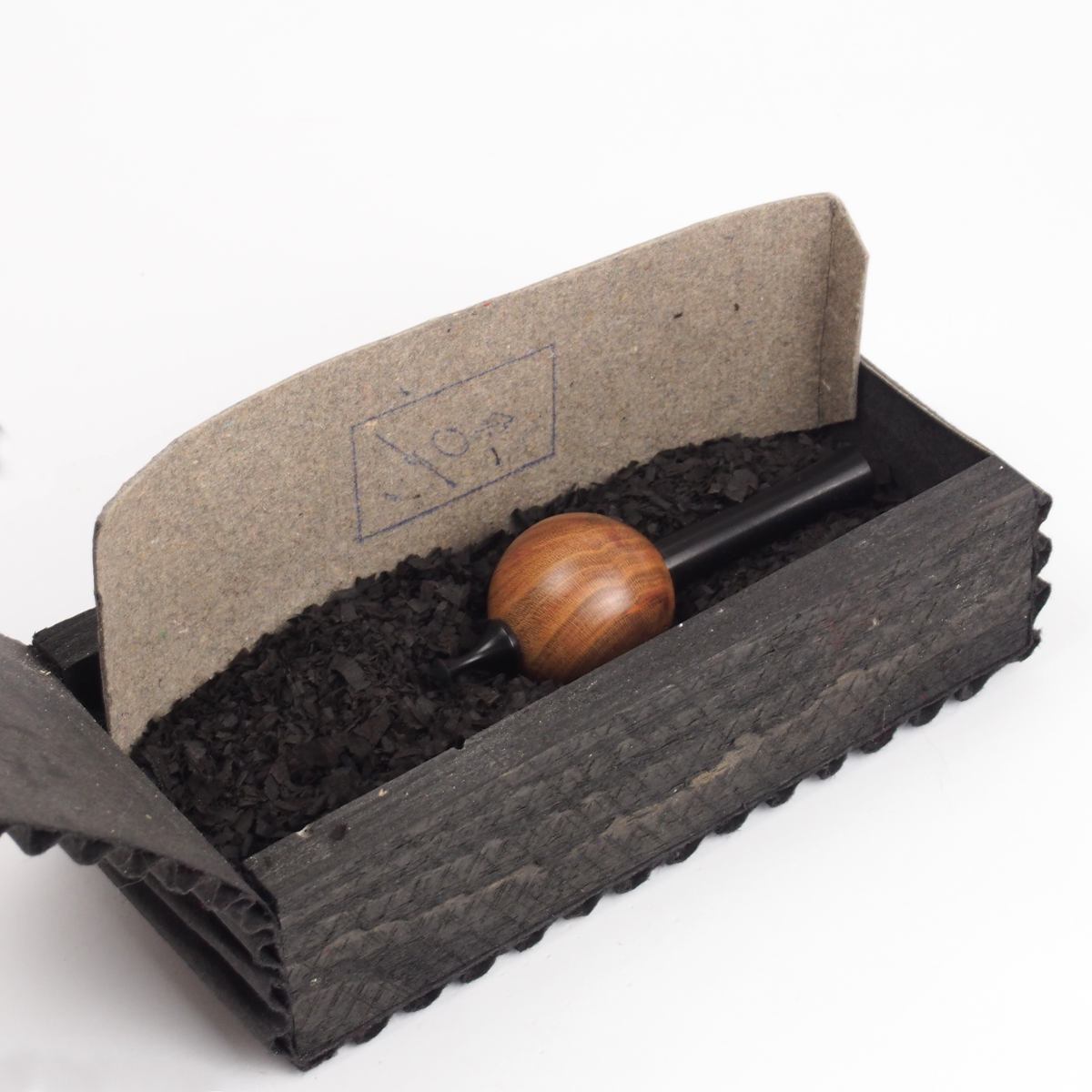Der Holzkreisel kommt in einer von Christoff Guttermann gefertigten Geschenkverpackung aus Holz und Wellpappe