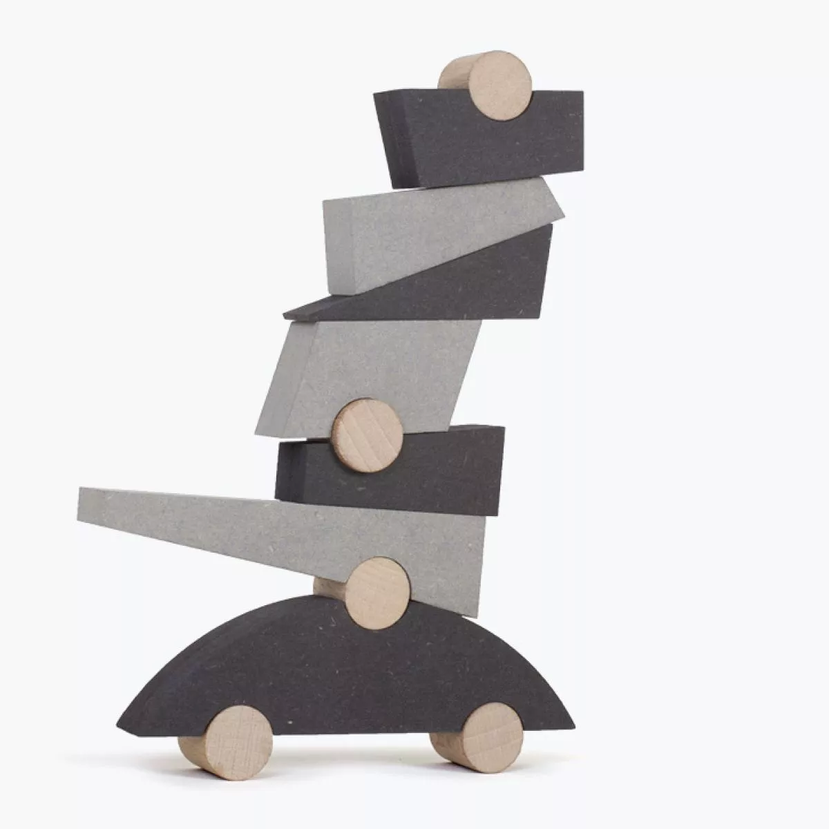 Kunstvolles Balance-Spiel aus zweifarbigen Holzklötzen