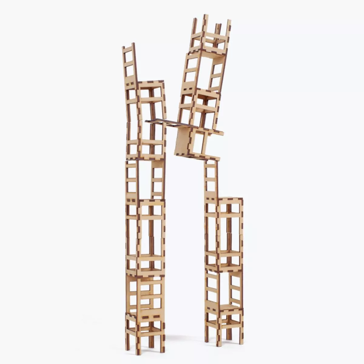 Artistisches Stapelspiel aus 29 Holzstühlen