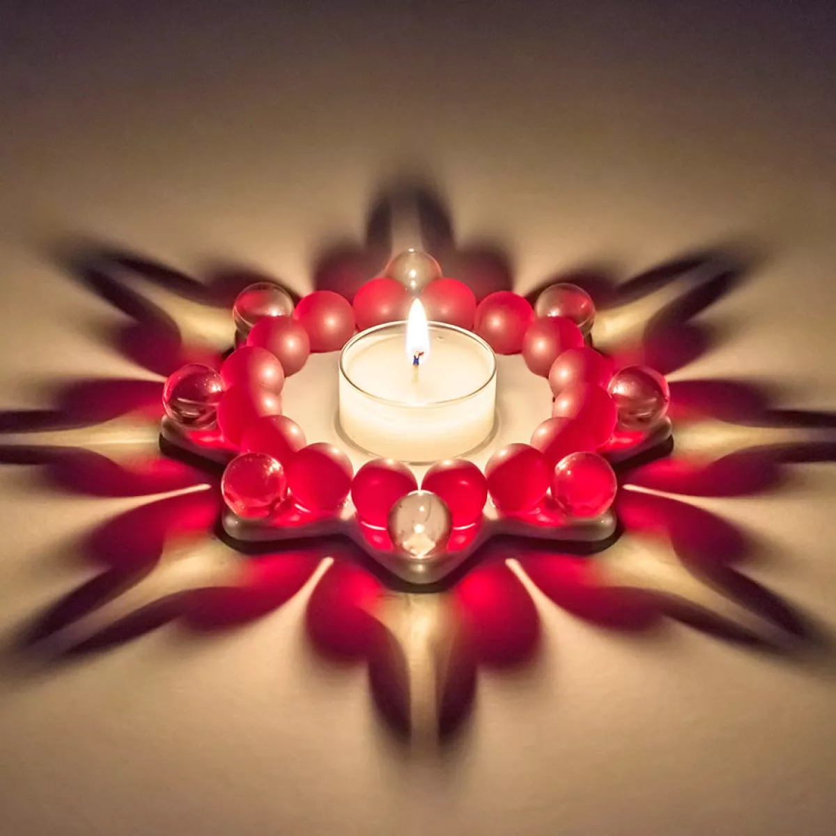 Teelicht-Kerzenständer "Glasperlenstern" mit kunstvoller Lichtbrechung – Lava