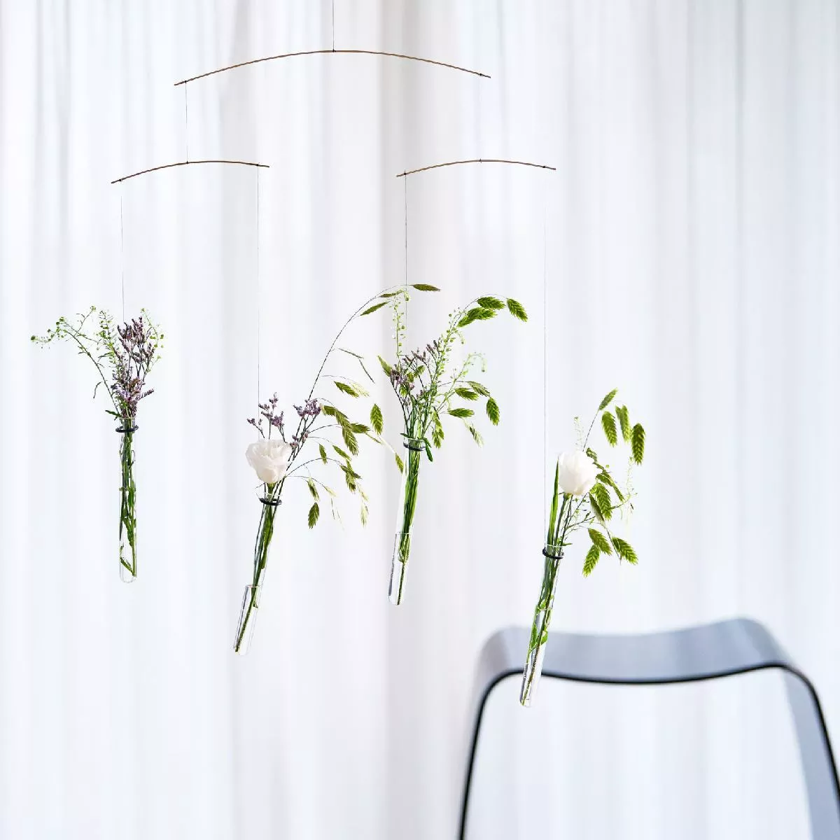 Blumen-Mobile "Flying Flowers" mit kleinen Glasvasen (60 x 40 cm)