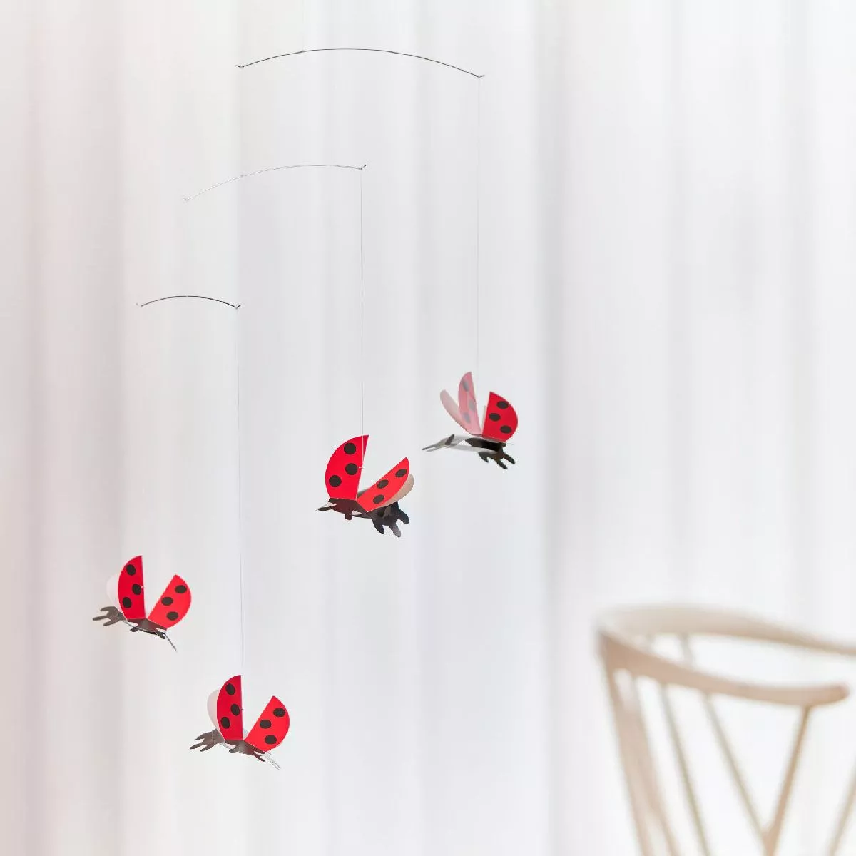 Charmantes Baby-Mobile "Lady Bird" mit vier Marienkäfern (56 x 37 cm)