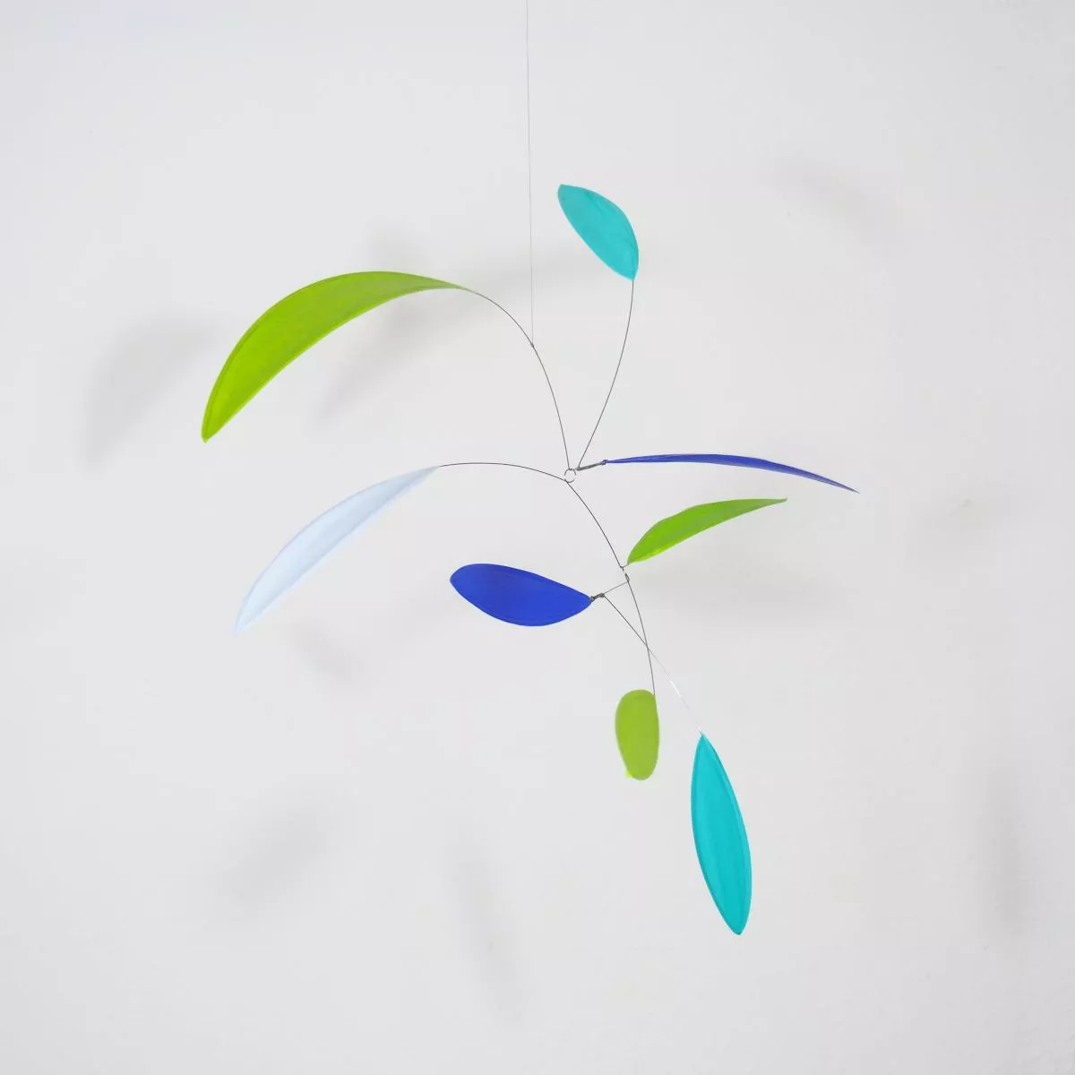 Zartes blattförmiges Mobile "Little Leaf" in Blau / Grün, handgefertigt (60 x 50 cm)