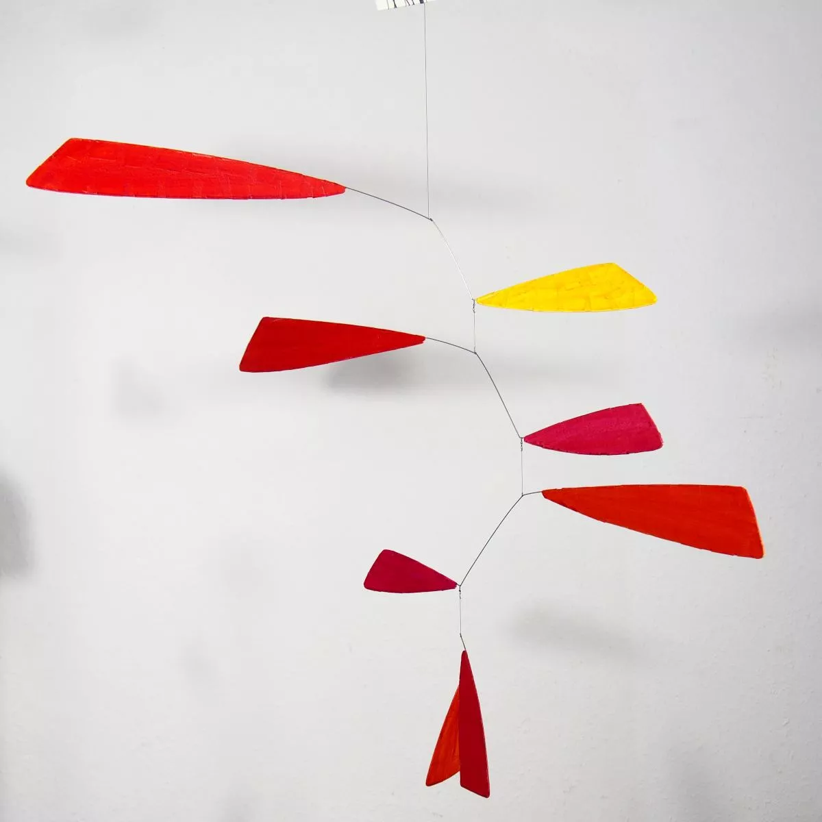 Kunstvolles Mobile "Swing" (rot) mit flügelförmigen Elementen (80 x 80 cm)