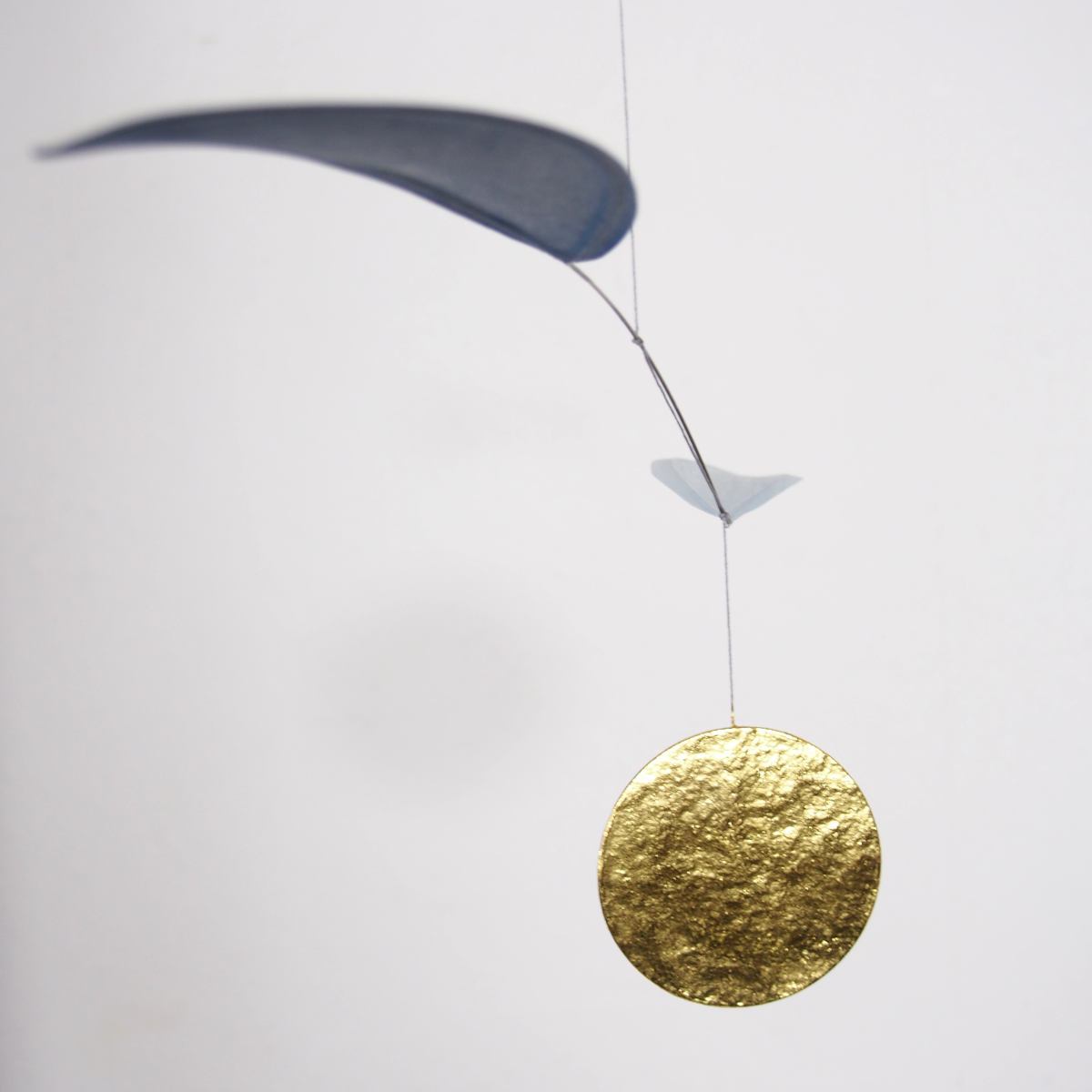 Kunst-Mobile "Wipp" Grau/Meergrün-Gold in mehrstufigem Arrangement (40 x 65 cm)