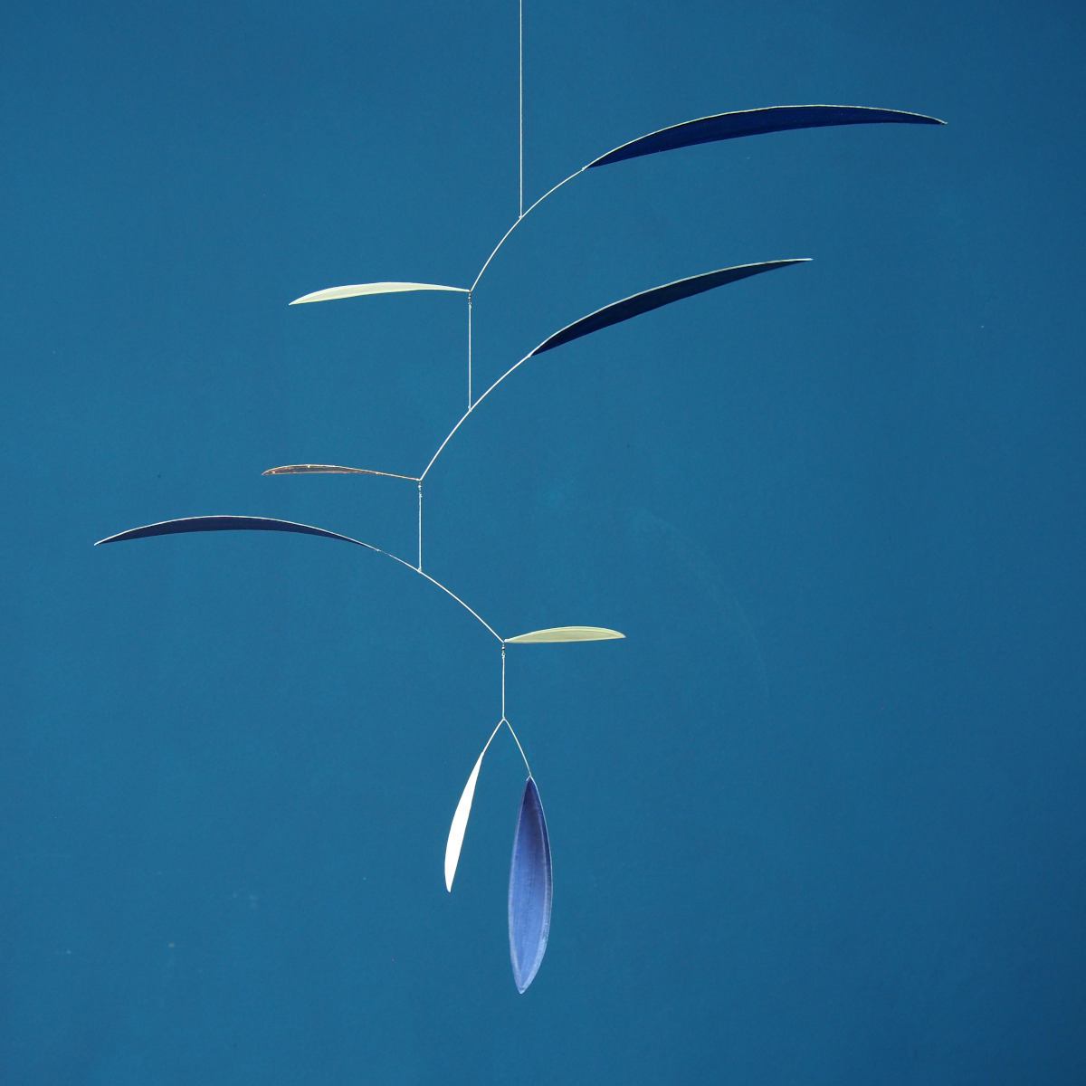Handbemaltes Design-Mobile "Swipp" – Blau / Weiß mit Kupfer (60 x 60 cm)