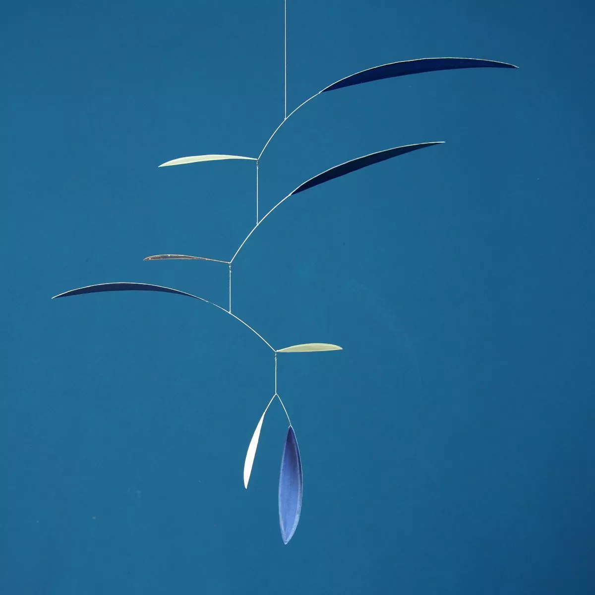 Handbemaltes Design-Mobile "Swipp" – Blau / Weiß mit Kupfer (60 x 60 cm)