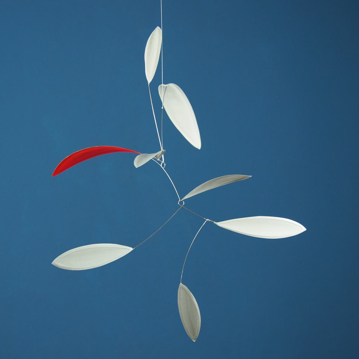Zartes blattförmiges Mobile "Little Leaf" in Grau / Rot / Weiß, handgefertigt (60 x 50 cm)