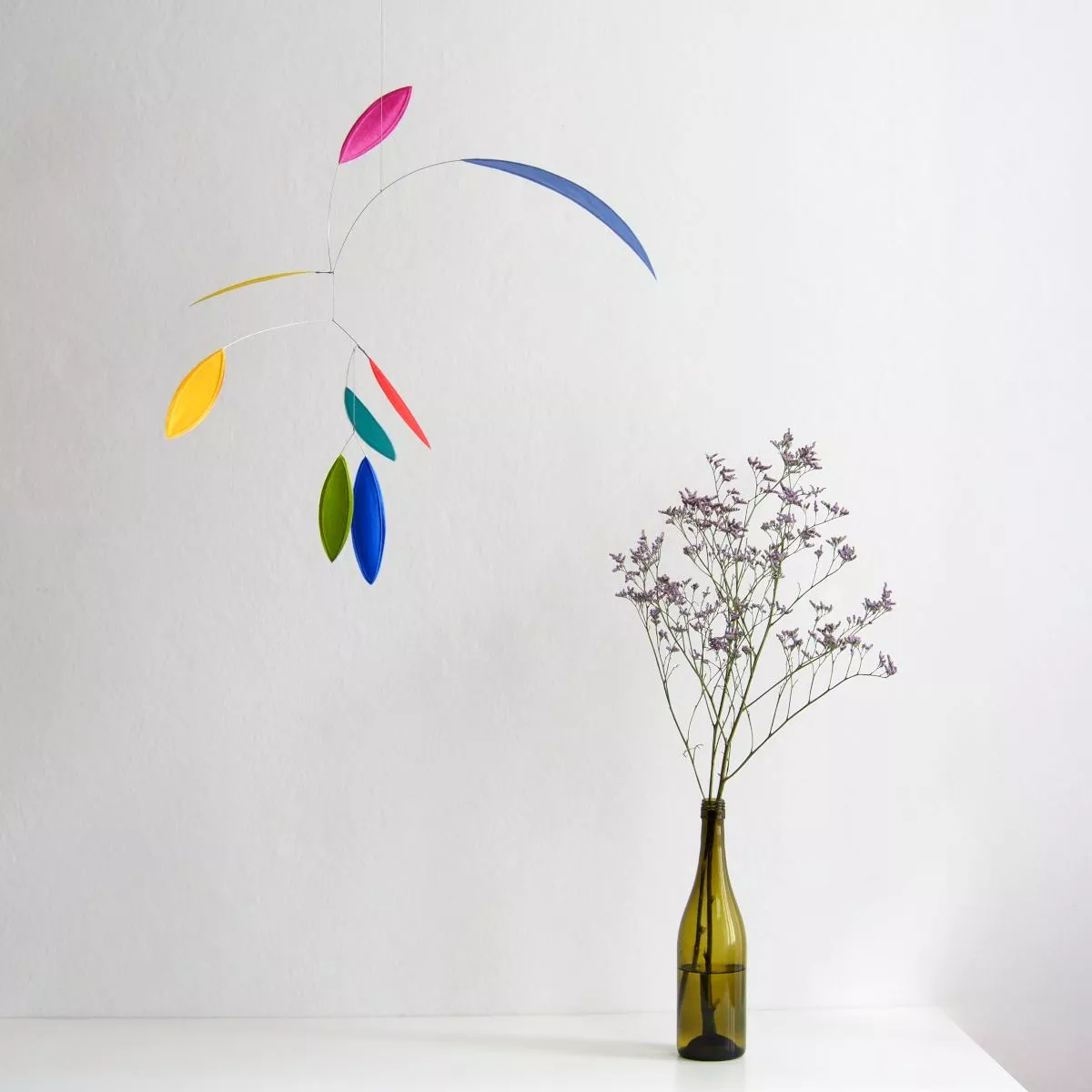 Leaf-Shaped Handpainted Mobile "Aki" in Bright Colors (60 x 60 cm)