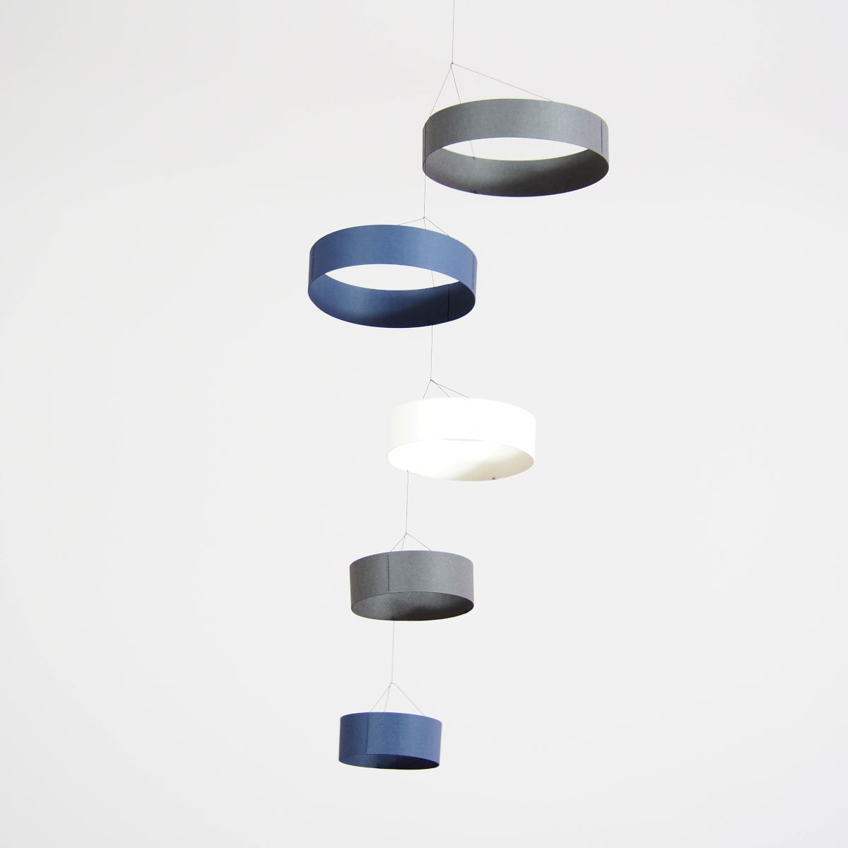 Stilvolles Mobile "Ringe", handgefertigt aus Papier – Blau (25 x 50 cm)