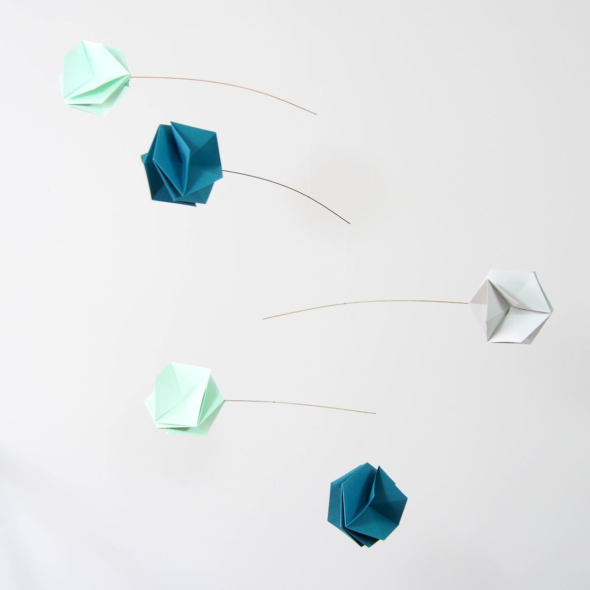 Large Origami Mobile with Blossoms – Blue (100 x 80 cm)
