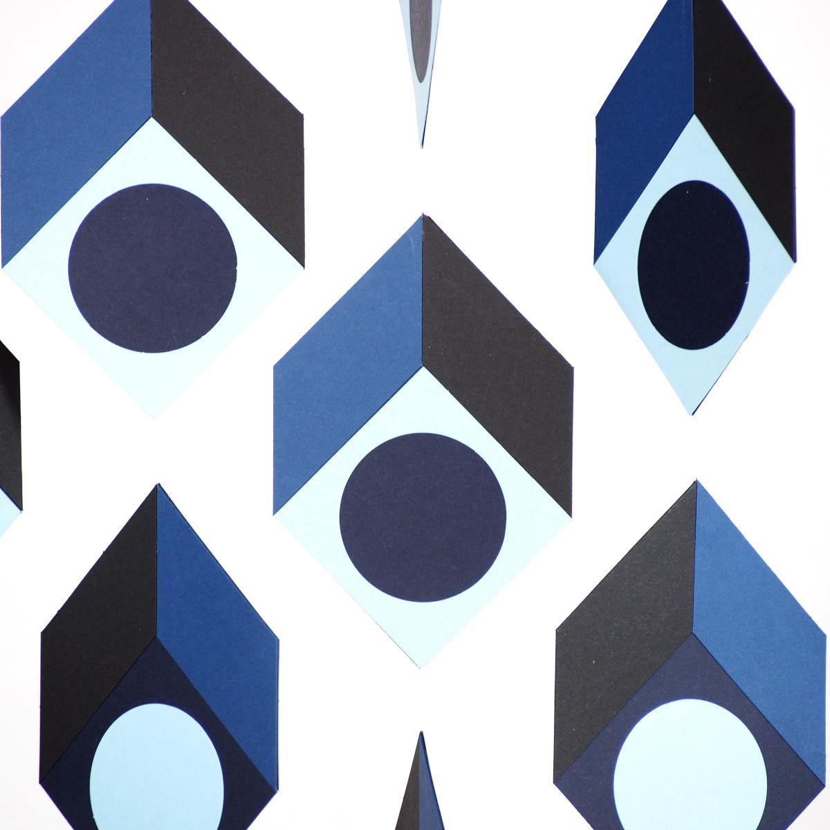 Design-Mobile mit plastisch anmutenden Quadraten (Blau) 50 x 50 cm