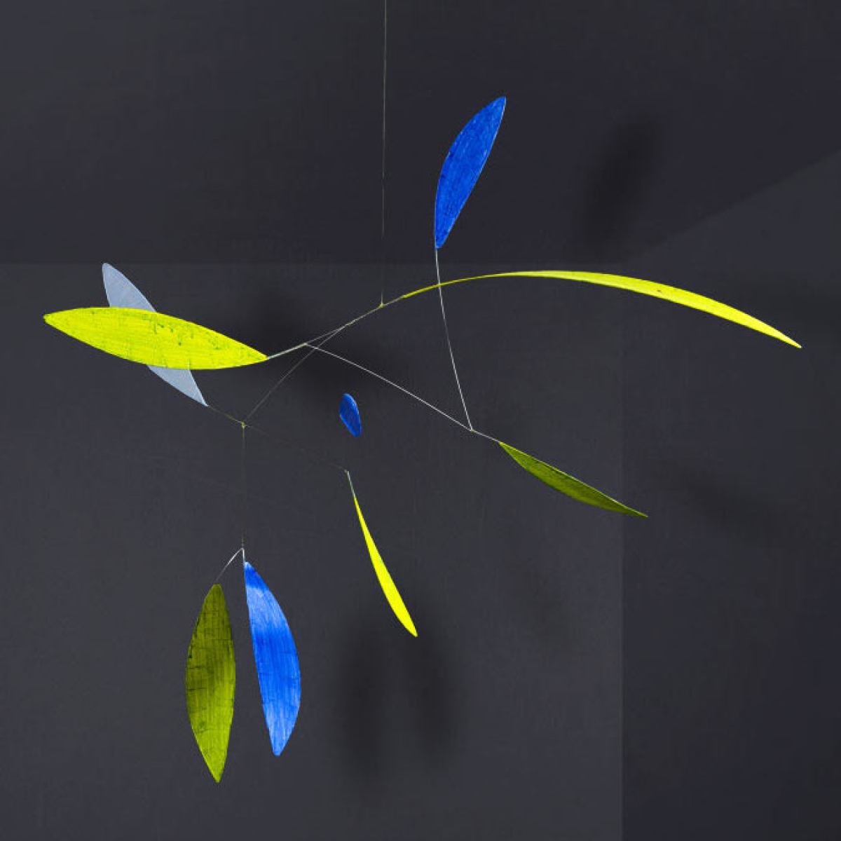 Large Art Mobile "Leaf" Green / Dark Blue with Leaf-Shaped Elements (80 x 60 cm)