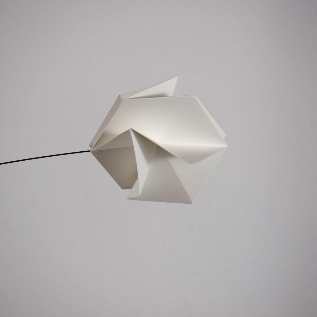 Großes Origami-Mobile mit weißen Papierblüten