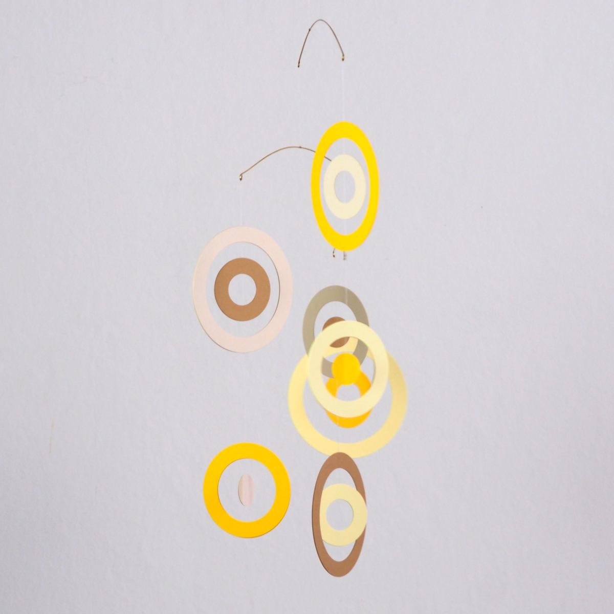 Charmantes Mid Century-Mobile "Bubbles" (Gelb) mit konzentrischen Ringen (45 x 45 cm)