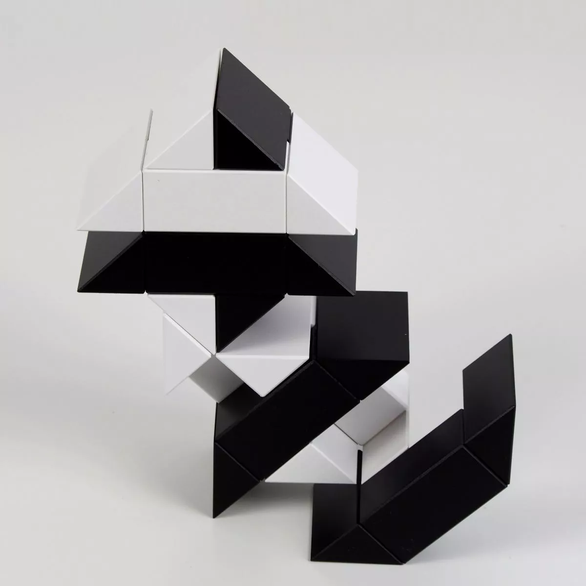 Ponte (Schwarz / Weiß) – Originales Naef-Spiel aus Holz für kreative Konstruktionen
