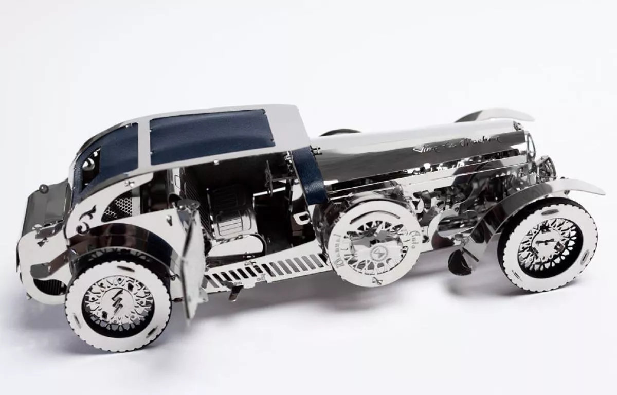 Roadster – Premium-Automodell mit Motor und vielen Funktionen als Bausatz