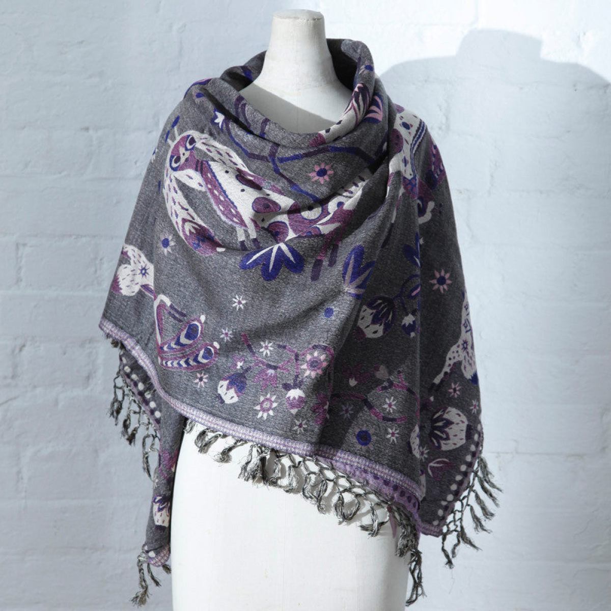 Gewebtes Halstuch mit Hasen-Motiv (violett) aus Wolle und Seide (150 x 150 cm)