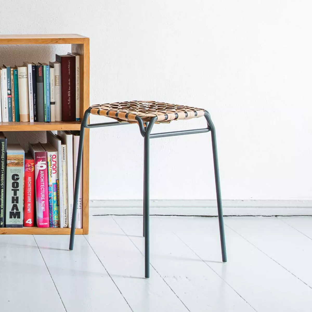 Design-Hocker mit kunstvoll gefalteter Sitzfläche aus Baumrinde