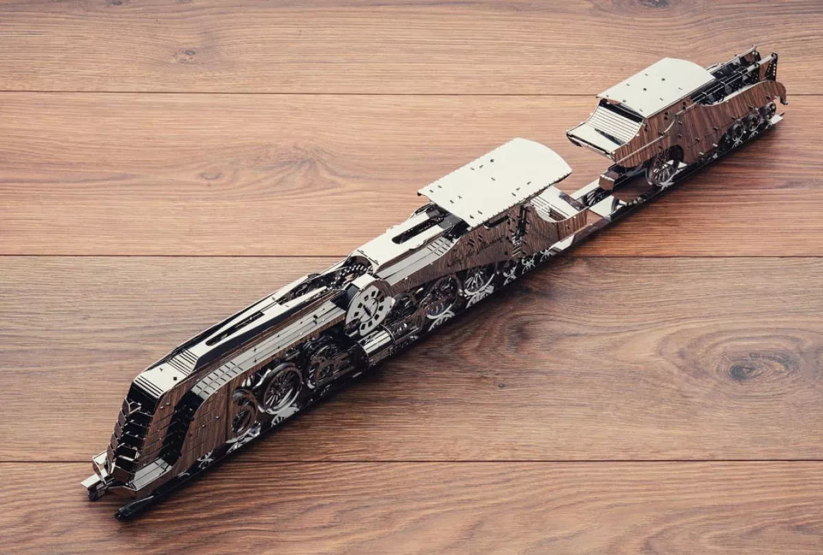 Steamliner – Großes Eisenbahnmodell mit Federantrieb als Edelstahl-Bausatz