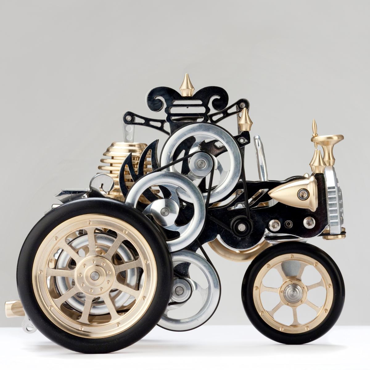 Carl Benz-inspired Model Car AH1 with Real Stirling Engine