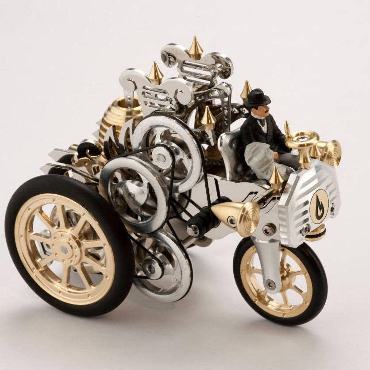 Carl Benz-inspired Model Car AH1 with Real Stirling Engine