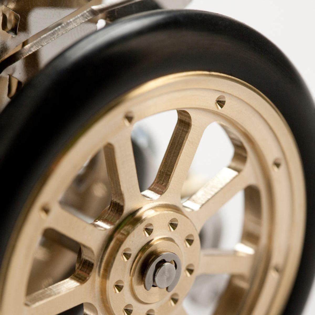 Von Carl Benz inspiriertes Modellauto AH1 mit echtem Stirling-Motor