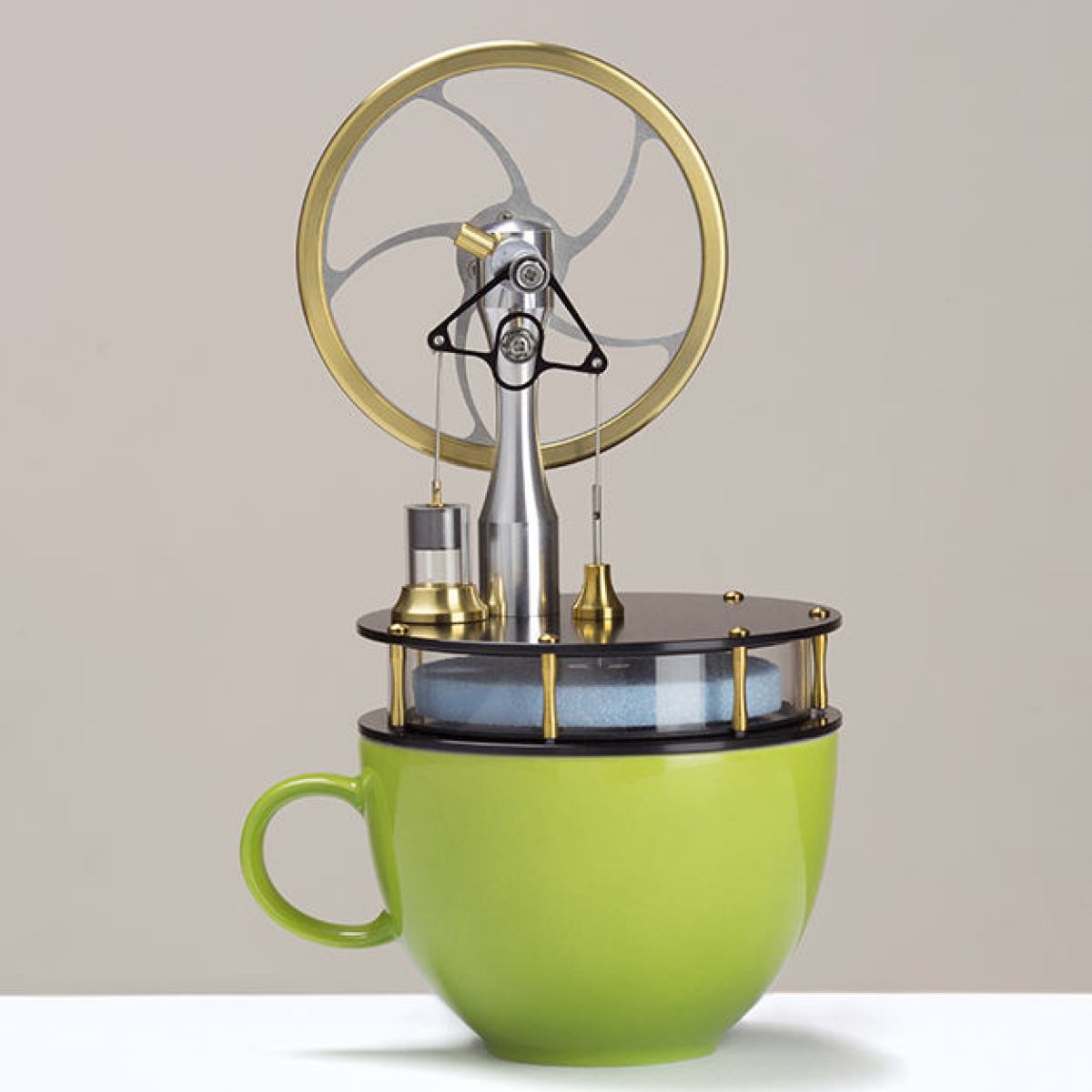 "Kaffee-Motor" in Stirling-Technik mit schwarzem Sockel