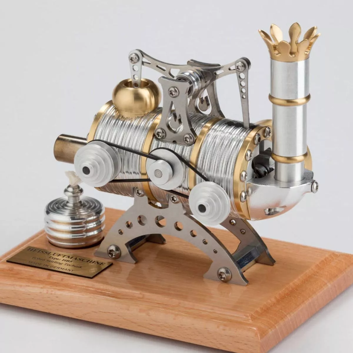 Kleines Kraftwerk mit Stirling-Motor im Steampunk-Design