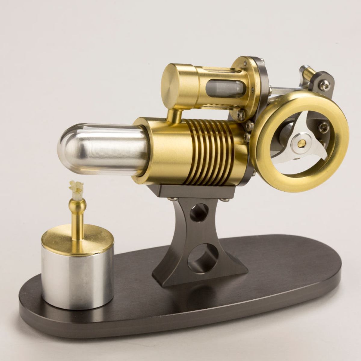 Echter Stirling-Motor im Teleskop-Design mit transparenten Zylindern